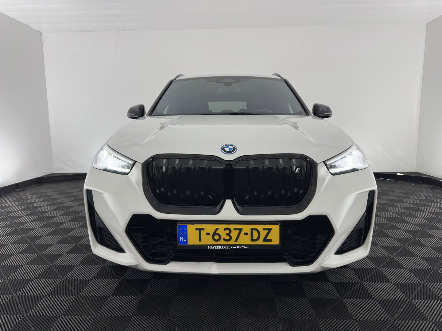 BMW iX1 xDrive30 Launch Edition 67 kWh M-Sportpack (3-Fase-11kW) (INCL.BTW) *LEATHER-MICROFIBRE | FULL-LED | HARMAN/KARDON | WIDESCREEN-DIGI-COCKPIT | CAMERA | PRIVACY-GLASS | SHIFT-PADDLES | SPORT-SEATS | NAVI-FULLMAP | DAB+ | 18''ALU | TOWBAR*