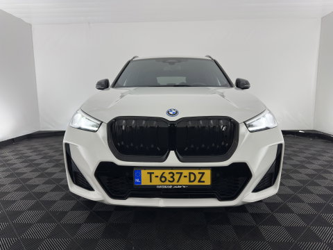 BMW iX1 xDrive30 Launch Edition 67 kWh M-Sportpack (3-Fase-11kW) (INCL.BTW) *LEATHER-MICROFIBRE | FULL-LED | HARMAN/KARDON | WIDESCREEN-DIGI-COCKPIT | CAMERA | PRIVACY-GLASS | SHIFT-PADDLES | SPORT-SEATS | NAVI-FULLMAP | DAB+ | 18''ALU | TOWBAR*