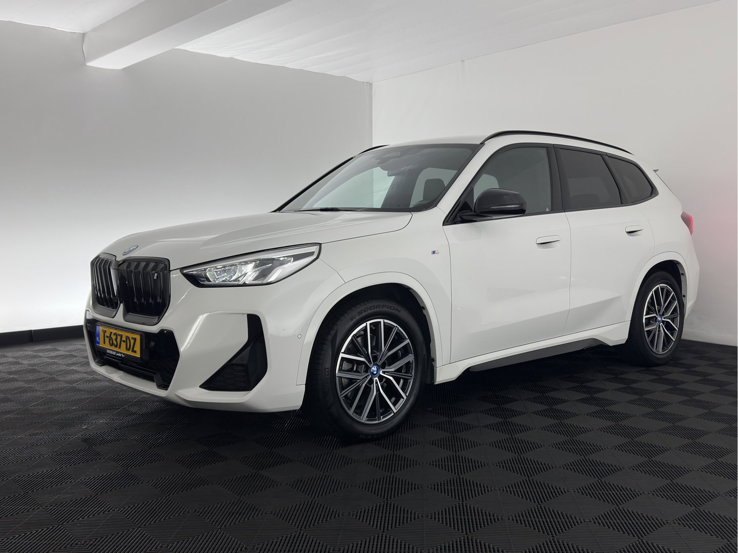 BMW iX1 xDrive30 Launch Edition 67 kWh M-Sportpack (3-Fase-11kW) (INCL.BTW) *LEATHER-MICROFIBRE | FULL-LED | HARMAN/KARDON | WIDESCREEN-DIGI-COCKPIT | CAMERA | PRIVACY-GLASS | SHIFT-PADDLES | SPORT-SEATS | NAVI-FULLMAP | DAB+ | 18''ALU | TOWBAR*