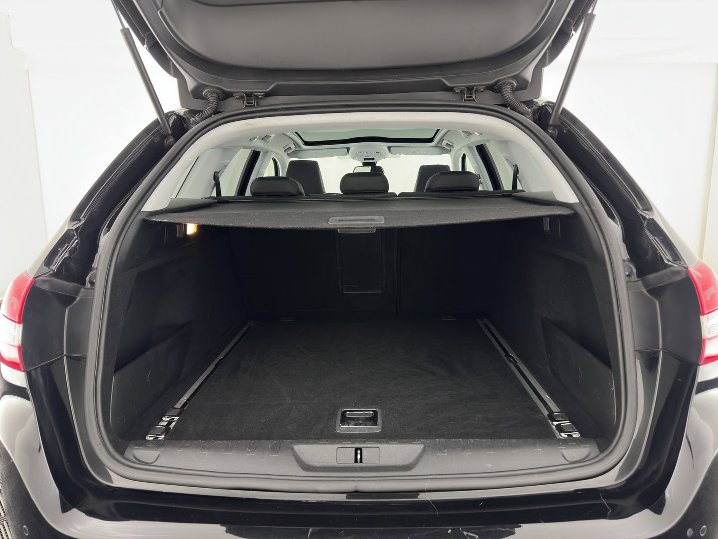 Peugeot 308 SW 1.5 BlueHDi Blue Lease Premium (INCL.BTW) *PANO | LEATHER-MICROFIBRE | FULL-LED | DENON-AUDIO | BLIND-SPOT | SPORT-SEATS | NAVI-FULLMAP | KEYLESS | DAB | LANE-ASSIST | CAMERA | ECC | CARPLAY | PDC | 17''ALU*