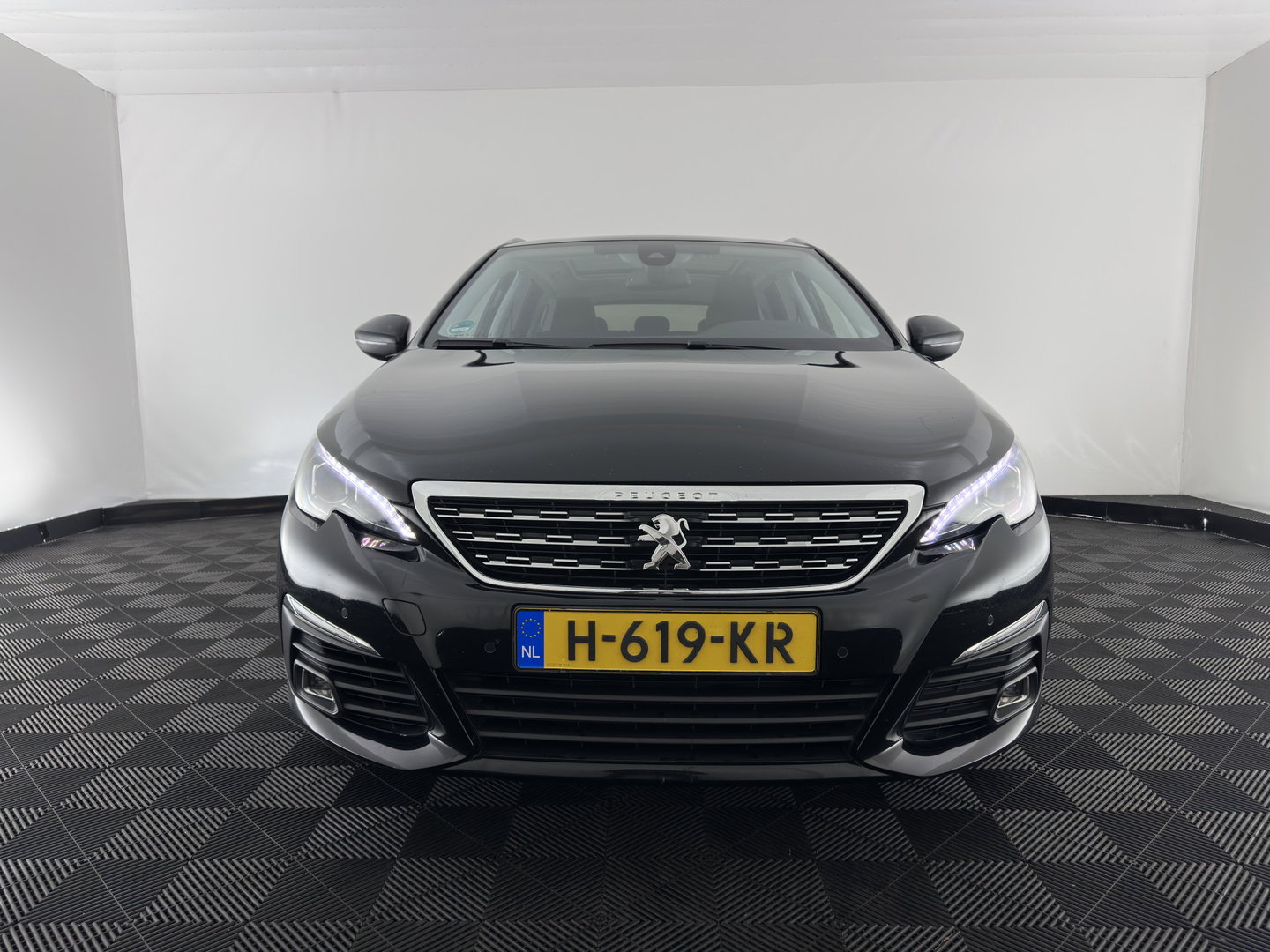 Peugeot 308 SW 1.5 BlueHDi Blue Lease Premium (INCL.BTW) *PANO | LEATHER-MICROFIBRE | FULL-LED | DENON-AUDIO | BLIND-SPOT | SPORT-SEATS | NAVI-FULLMAP | KEYLESS | DAB | LANE-ASSIST | CAMERA | ECC | CARPLAY | PDC | 17''ALU*