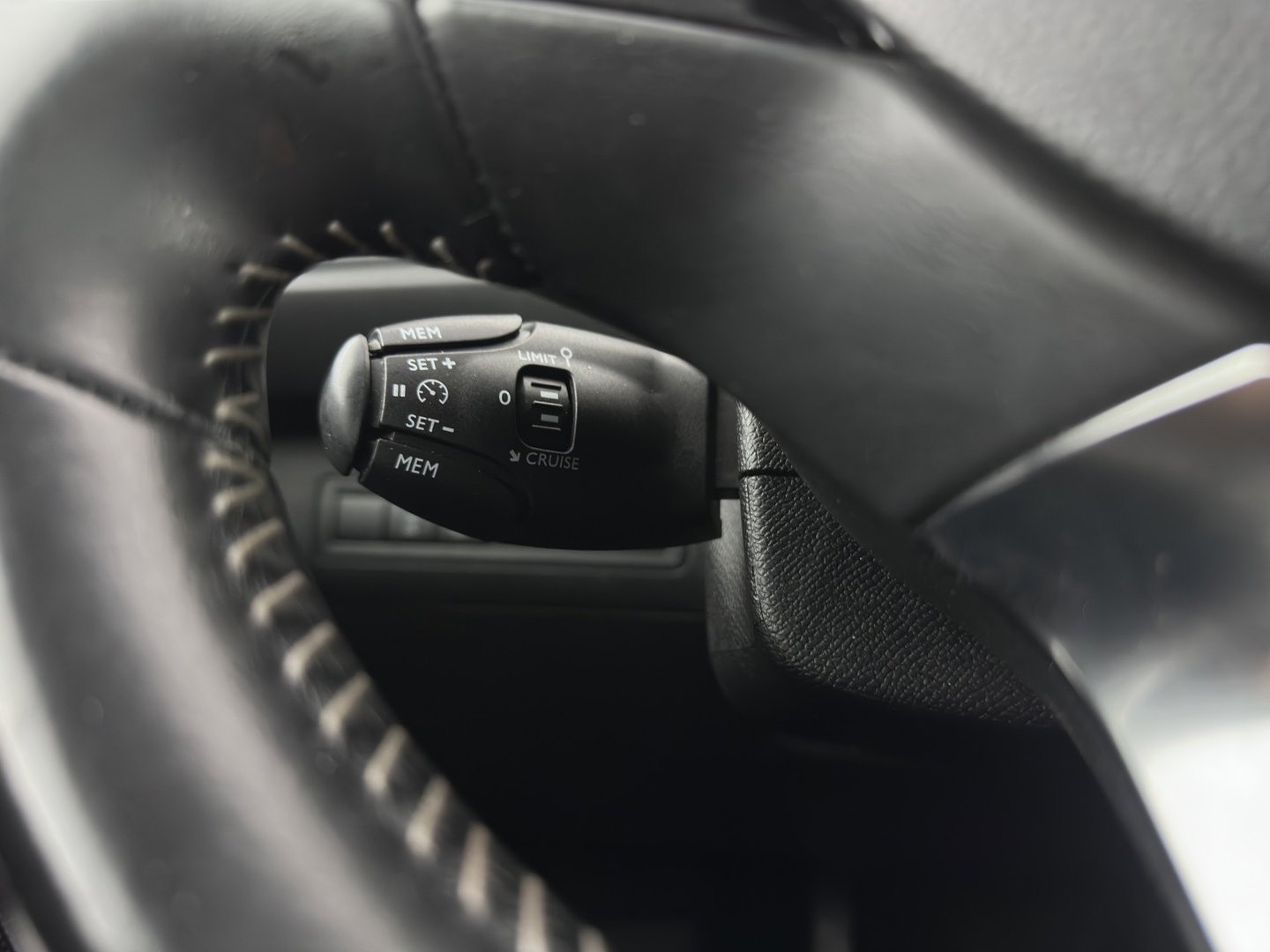 Peugeot 308 SW 1.5 BlueHDi Blue Lease Premium (INCL.BTW) *PANO | LEATHER-MICROFIBRE | FULL-LED | DENON-AUDIO | BLIND-SPOT | SPORT-SEATS | NAVI-FULLMAP | KEYLESS | DAB | LANE-ASSIST | CAMERA | ECC | CARPLAY | PDC | 17''ALU*