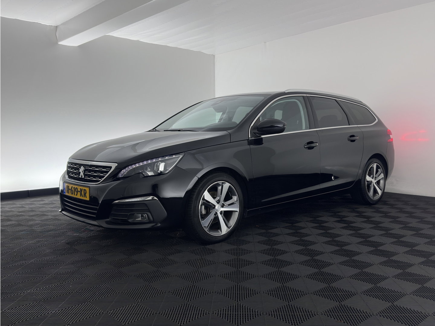 Peugeot 308 SW 1.5 BlueHDi Blue Lease Premium (INCL.BTW) *PANO | LEATHER-MICROFIBRE | FULL-LED | DENON-AUDIO | BLIND-SPOT | SPORT-SEATS | NAVI-FULLMAP | KEYLESS | DAB | LANE-ASSIST | CAMERA | ECC | CARPLAY | PDC | 17''ALU*