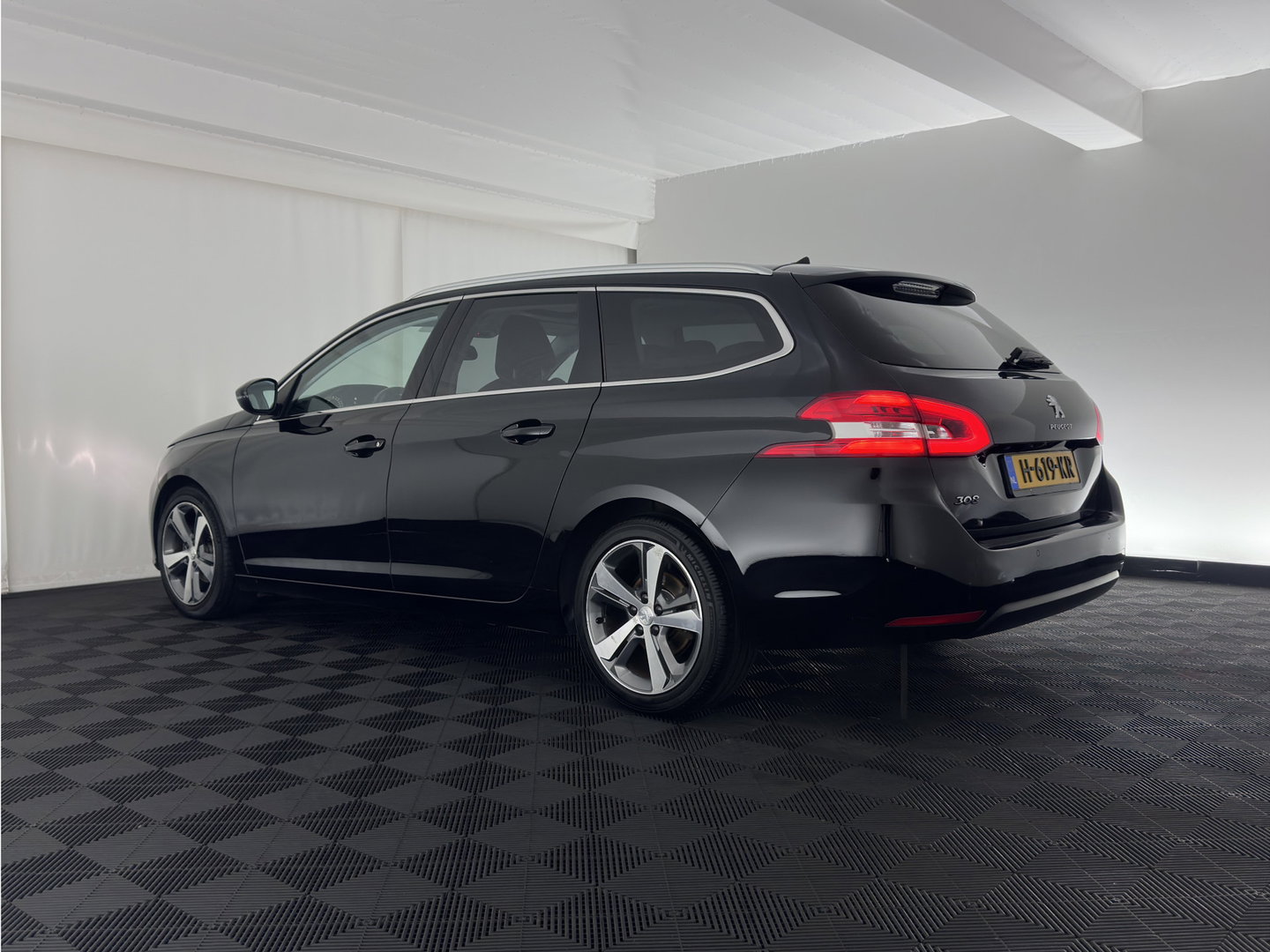 Peugeot 308 SW 1.5 BlueHDi Blue Lease Premium (INCL.BTW) *PANO | LEATHER-MICROFIBRE | FULL-LED | DENON-AUDIO | BLIND-SPOT | SPORT-SEATS | NAVI-FULLMAP | KEYLESS | DAB | LANE-ASSIST | CAMERA | ECC | CARPLAY | PDC | 17''ALU*