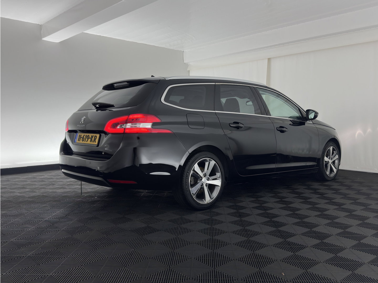 Peugeot 308 SW 1.5 BlueHDi Blue Lease Premium (INCL.BTW) *PANO | LEATHER-MICROFIBRE | FULL-LED | DENON-AUDIO | BLIND-SPOT | SPORT-SEATS | NAVI-FULLMAP | KEYLESS | DAB | LANE-ASSIST | CAMERA | ECC | CARPLAY | PDC | 17''ALU*
