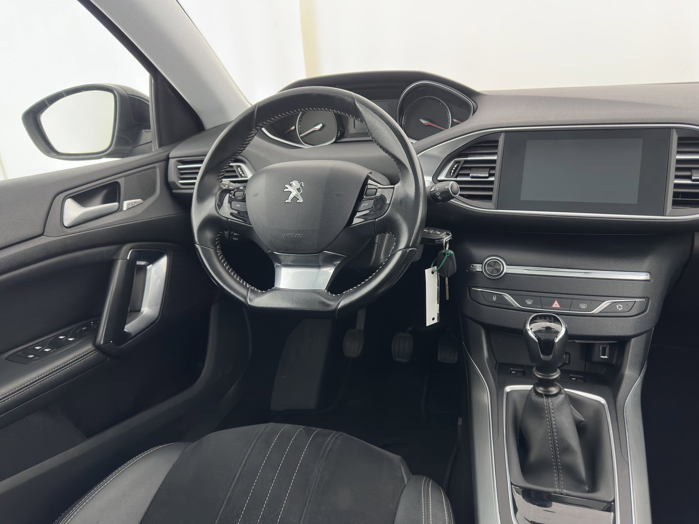Peugeot 308 SW 1.5 BlueHDi Blue Lease Premium (INCL.BTW) *PANO | LEATHER-MICROFIBRE | FULL-LED | DENON-AUDIO | BLIND-SPOT | SPORT-SEATS | NAVI-FULLMAP | KEYLESS | DAB | LANE-ASSIST | CAMERA | ECC | CARPLAY | PDC | 17''ALU*