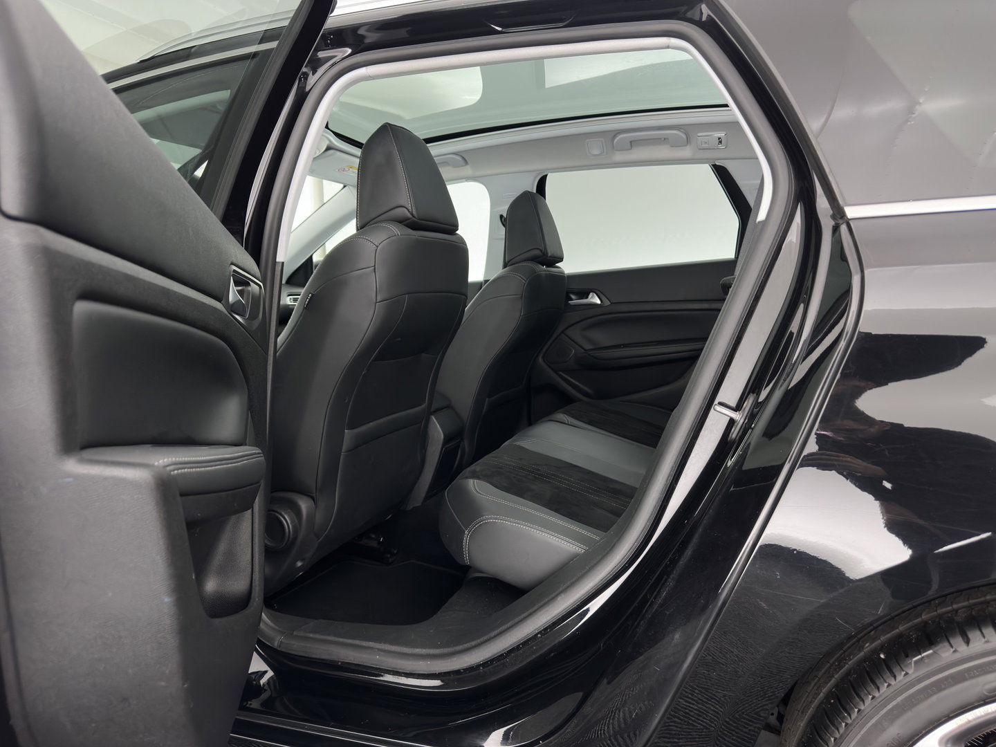 Peugeot 308 SW 1.5 BlueHDi Blue Lease Premium (INCL.BTW) *PANO | LEATHER-MICROFIBRE | FULL-LED | DENON-AUDIO | BLIND-SPOT | SPORT-SEATS | NAVI-FULLMAP | KEYLESS | DAB | LANE-ASSIST | CAMERA | ECC | CARPLAY | PDC | 17''ALU*