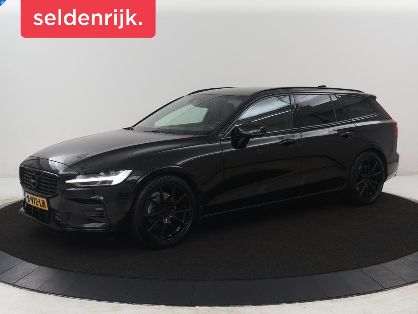 Volvo V60 2.0 B4 R-Design | Leder | Trekhaak | Black Pack | Pilot assist | Memory | Camera | Stoelverwarming | Full LED |