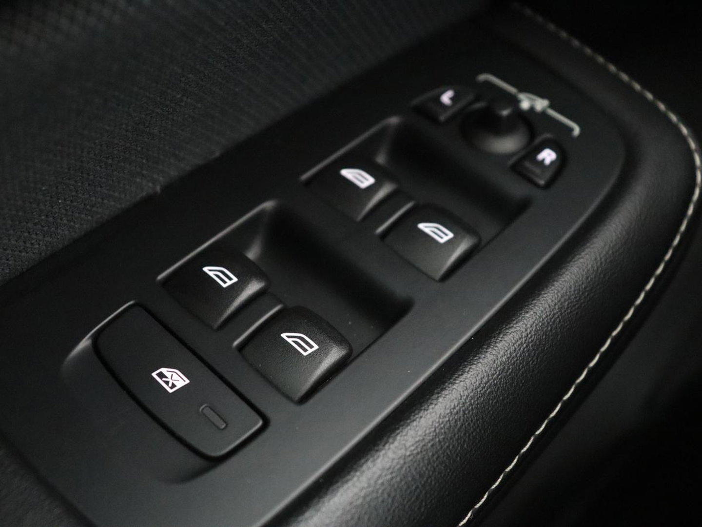 Volvo V60 2.0 B4 R-Design | Leder | Trekhaak | Black Pack | Pilot assist | Memory | Camera | Stoelverwarming | Full LED |