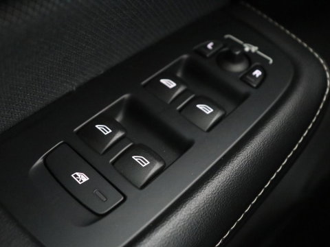 Volvo V60 2.0 B4 R-Design | Leder | Trekhaak | Black Pack | Pilot assist | Memory | Camera | Stoelverwarming | Full LED |