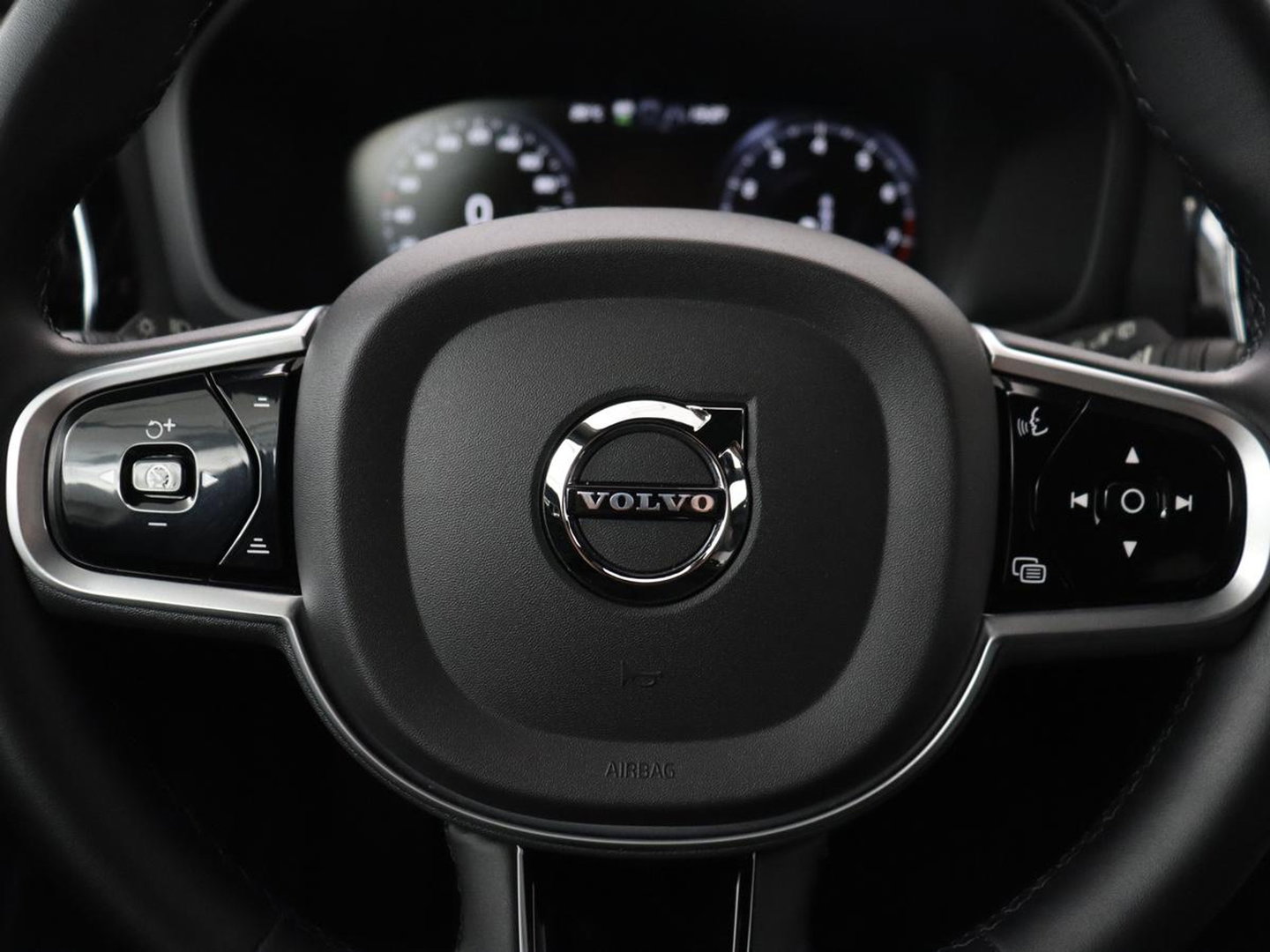 Volvo V60 2.0 B4 R-Design | Leder | Trekhaak | Black Pack | Pilot assist | Memory | Camera | Stoelverwarming | Full LED |