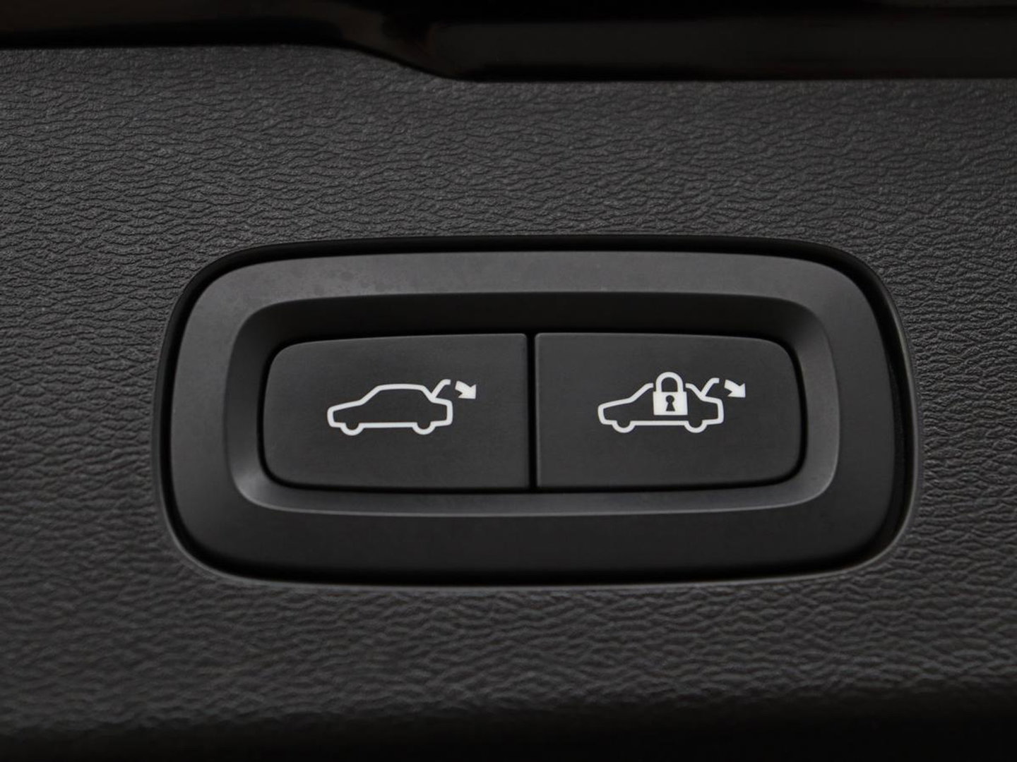 Volvo V60 2.0 B4 R-Design | Leder | Trekhaak | Black Pack | Pilot assist | Memory | Camera | Stoelverwarming | Full LED |