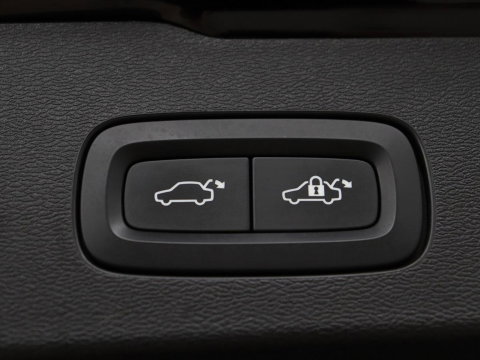 Volvo V60 2.0 B4 R-Design | Leder | Trekhaak | Black Pack | Pilot assist | Memory | Camera | Stoelverwarming | Full LED |