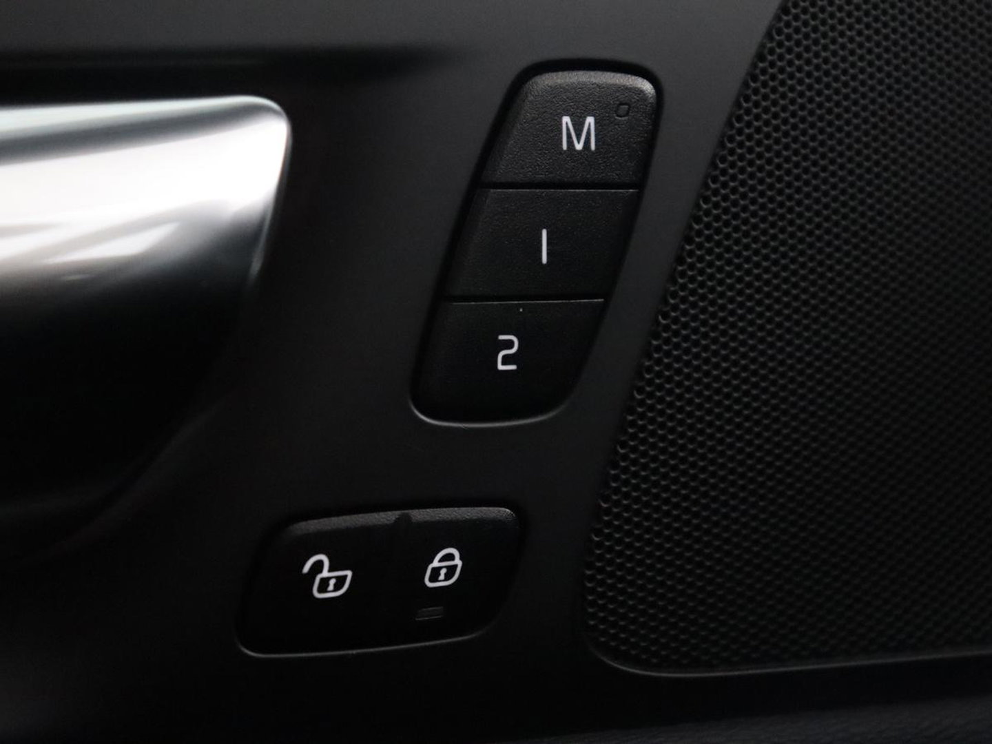 Volvo V60 2.0 B4 R-Design | Leder | Trekhaak | Black Pack | Pilot assist | Memory | Camera | Stoelverwarming | Full LED |