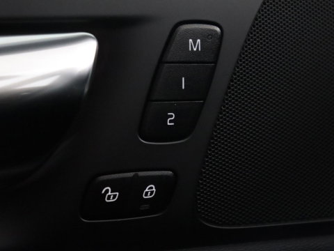 Volvo V60 2.0 B4 R-Design | Leder | Trekhaak | Black Pack | Pilot assist | Memory | Camera | Stoelverwarming | Full LED |