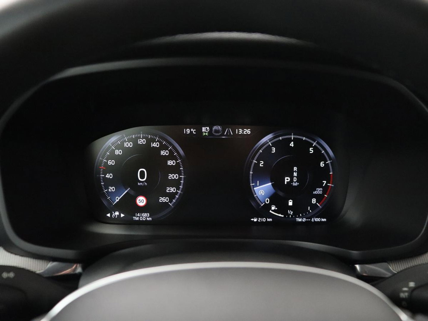 Volvo V60 2.0 B4 R-Design | Leder | Trekhaak | Black Pack | Pilot assist | Memory | Camera | Stoelverwarming | Full LED |
