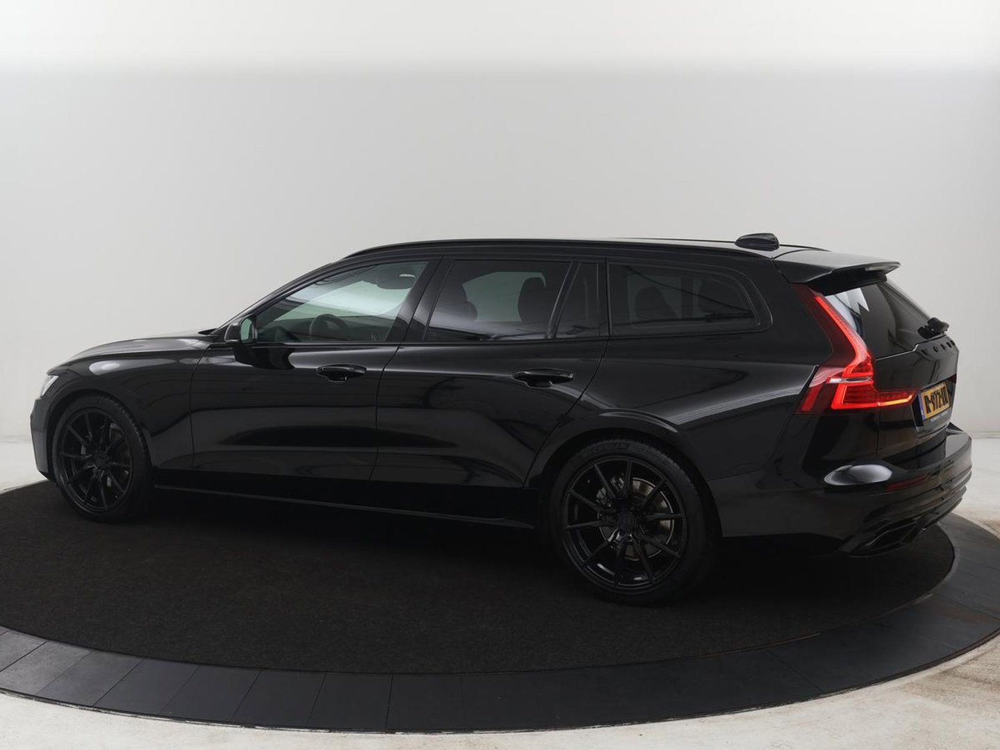 Volvo V60 2.0 B4 R-Design | Leder | Trekhaak | Black Pack | Pilot assist | Memory | Camera | Stoelverwarming | Full LED |