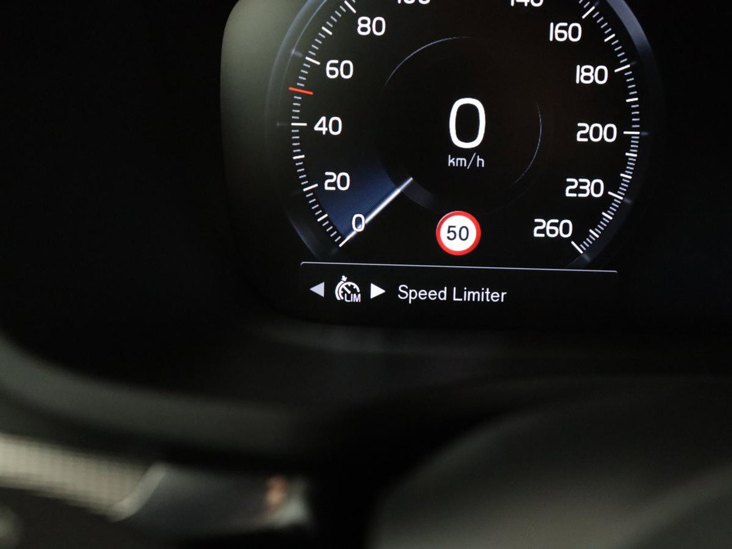 Volvo V60 2.0 B4 R-Design | Leder | Trekhaak | Black Pack | Pilot assist | Memory | Camera | Stoelverwarming | Full LED |