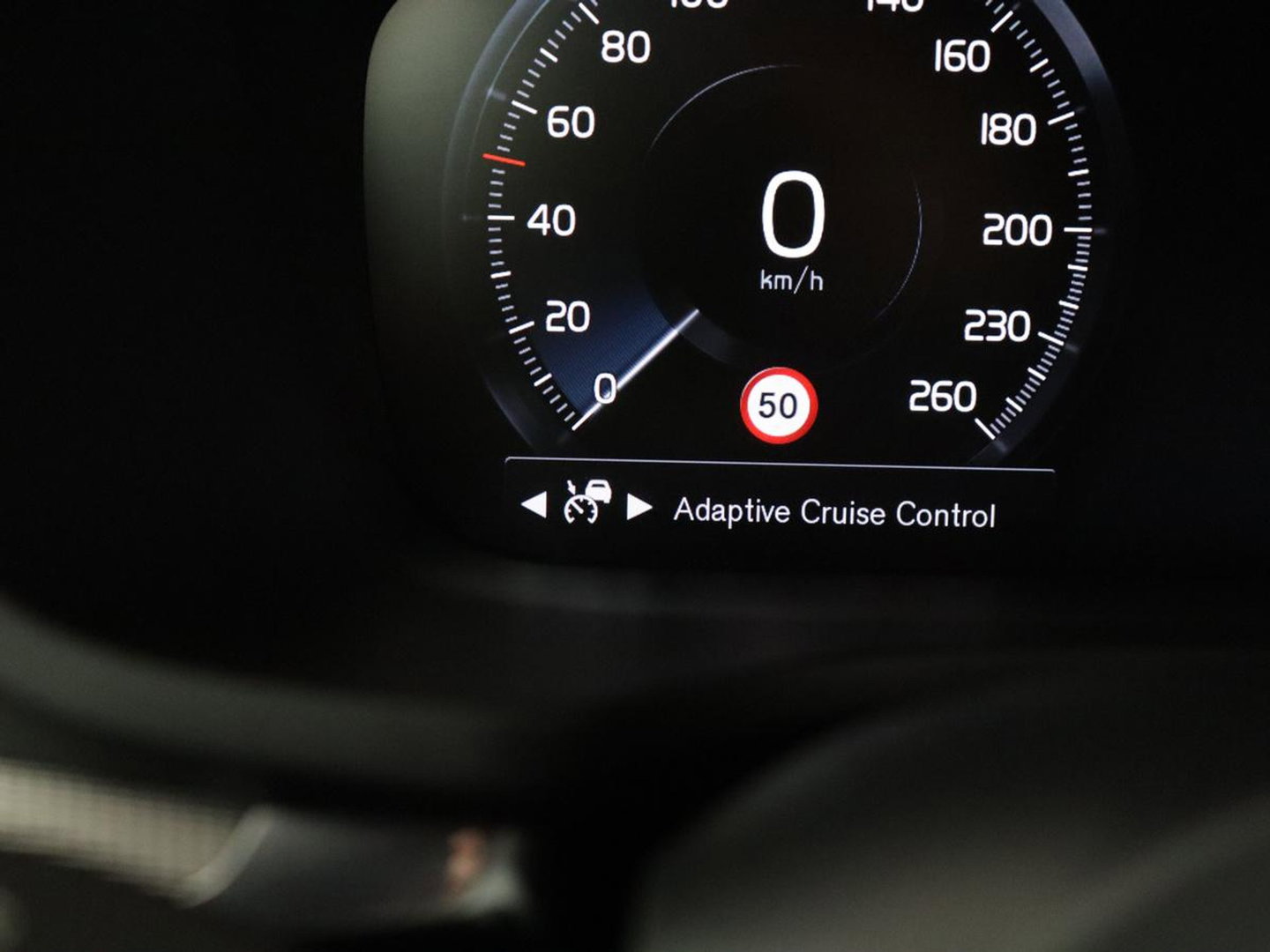 Volvo V60 2.0 B4 R-Design | Leder | Trekhaak | Black Pack | Pilot assist | Memory | Camera | Stoelverwarming | Full LED |