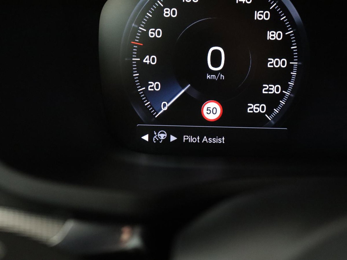 Volvo V60 2.0 B4 R-Design | Leder | Trekhaak | Black Pack | Pilot assist | Memory | Camera | Stoelverwarming | Full LED |