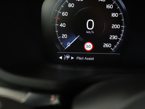 Volvo V60 2.0 B4 R-Design | Leder | Trekhaak | Black Pack | Pilot assist | Memory | Camera | Stoelverwarming | Full LED |