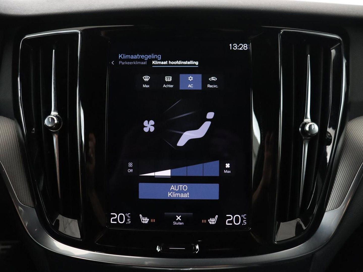 Volvo V60 2.0 B4 R-Design | Leder | Trekhaak | Black Pack | Pilot assist | Memory | Camera | Stoelverwarming | Full LED |