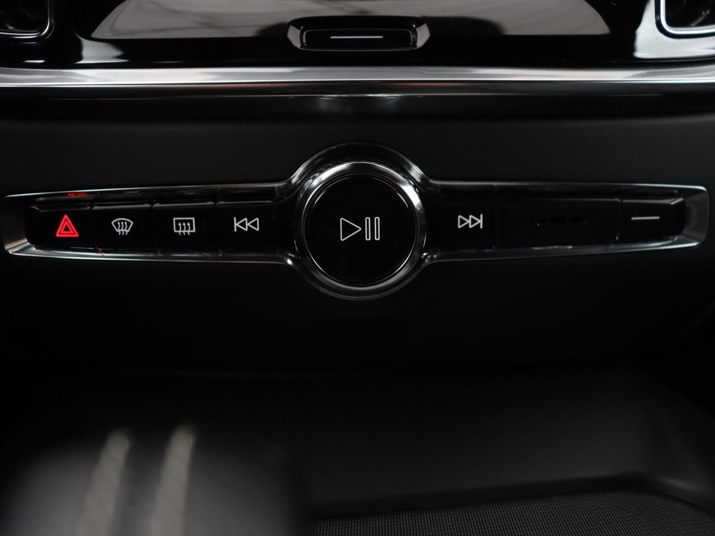 Volvo V60 2.0 B4 R-Design | Leder | Trekhaak | Black Pack | Pilot assist | Memory | Camera | Stoelverwarming | Full LED |