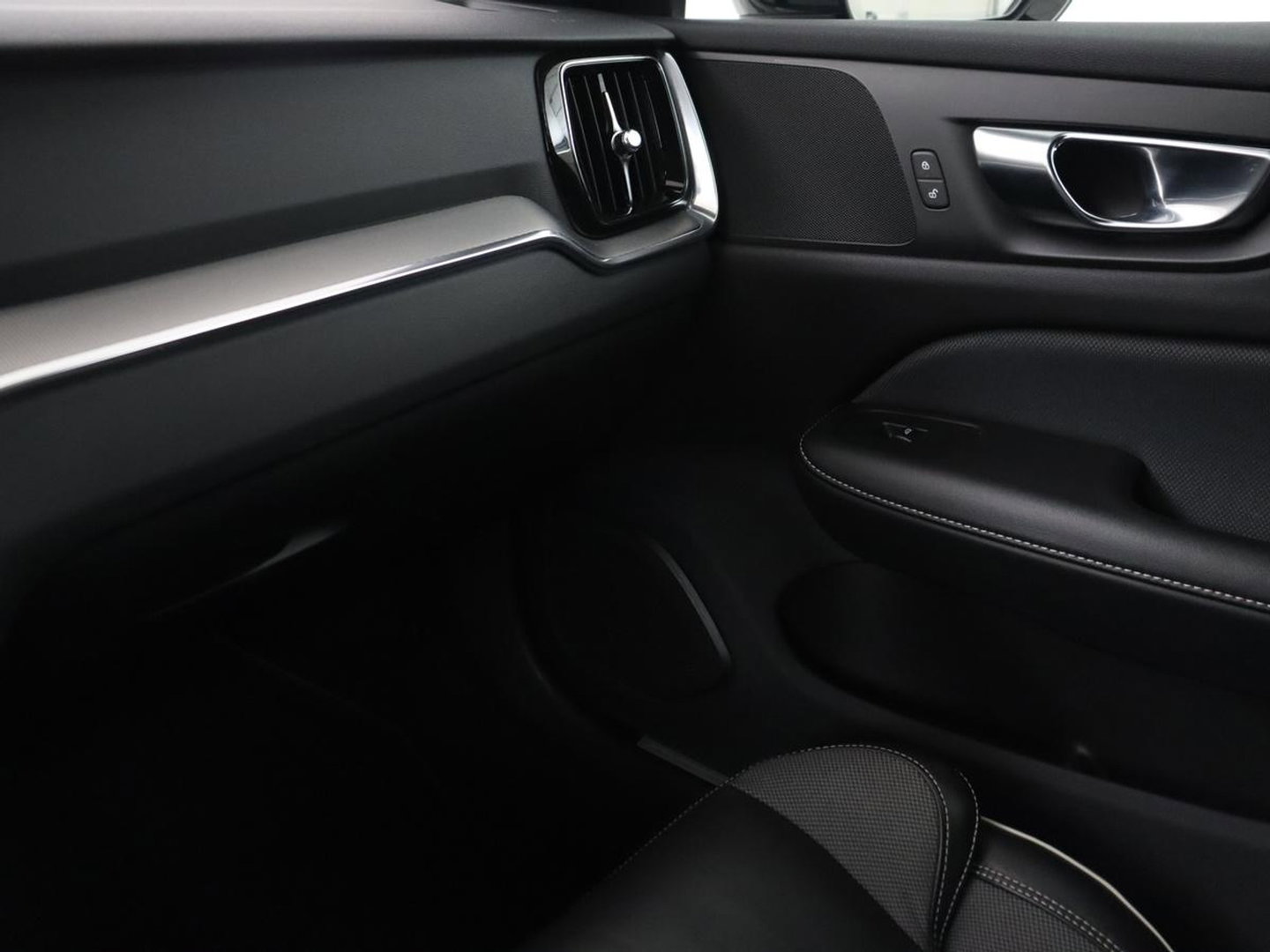 Volvo V60 2.0 B4 R-Design | Leder | Trekhaak | Black Pack | Pilot assist | Memory | Camera | Stoelverwarming | Full LED |