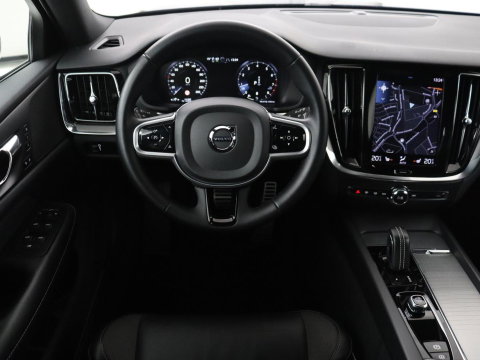 Volvo V60 2.0 B4 R-Design | Leder | Trekhaak | Black Pack | Pilot assist | Memory | Camera | Stoelverwarming | Full LED |
