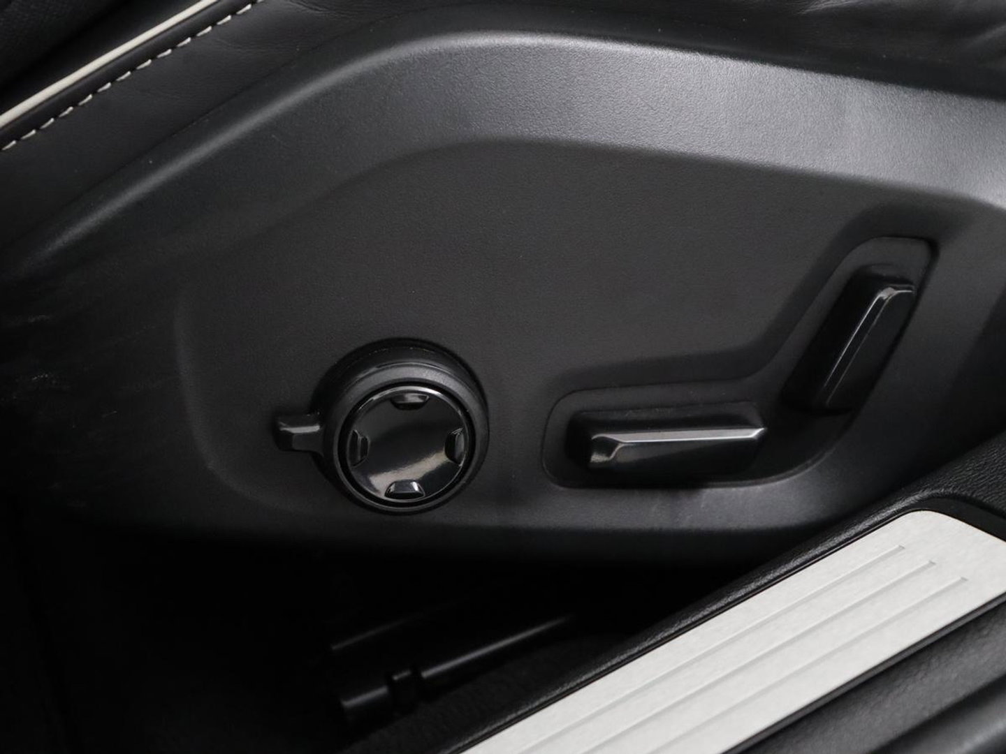Volvo V60 2.0 B4 R-Design | Leder | Trekhaak | Black Pack | Pilot assist | Memory | Camera | Stoelverwarming | Full LED |