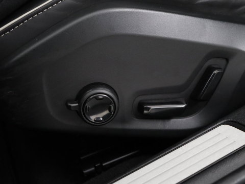 Volvo V60 2.0 B4 R-Design | Leder | Trekhaak | Black Pack | Pilot assist | Memory | Camera | Stoelverwarming | Full LED |