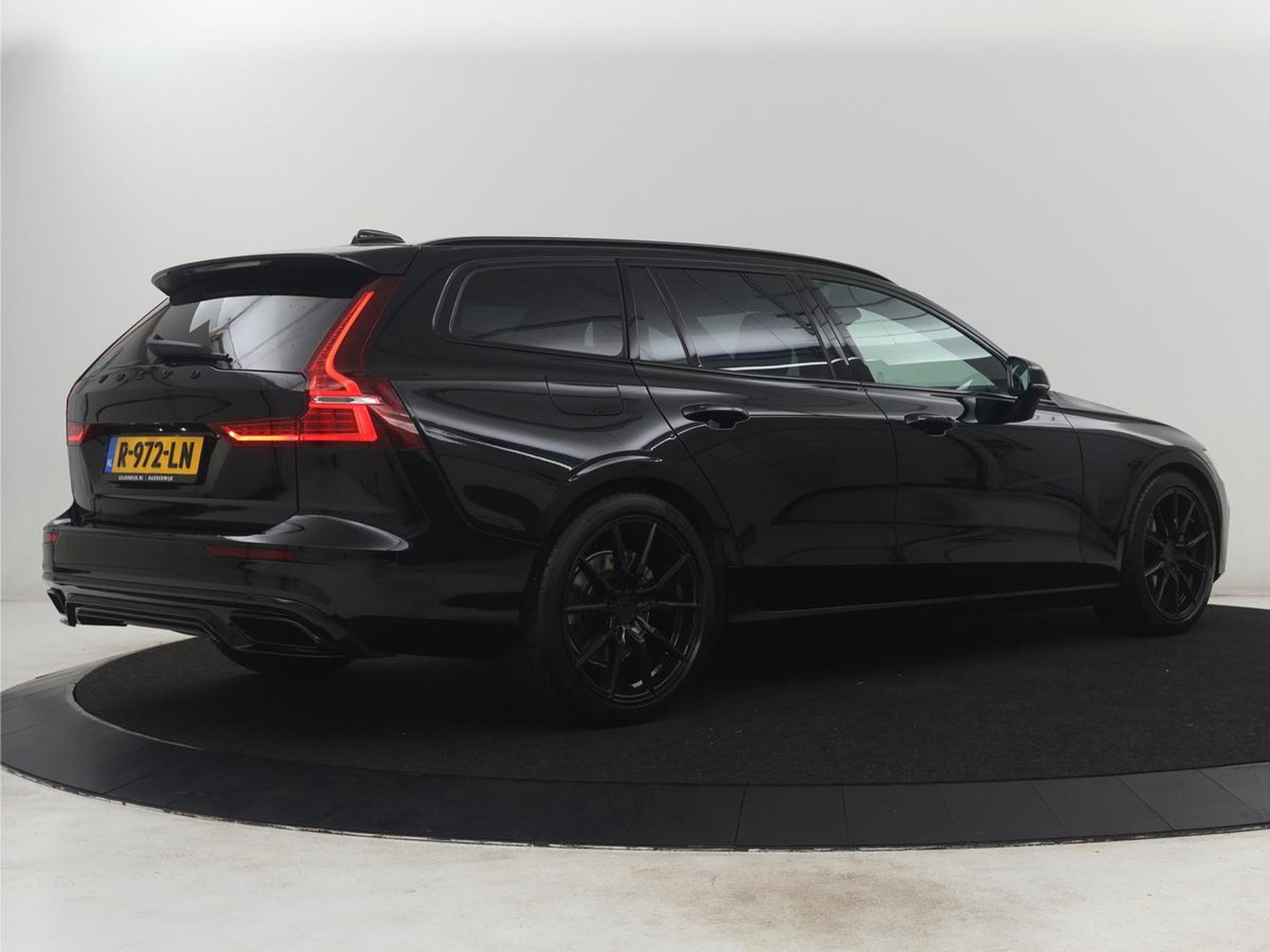 Volvo V60 2.0 B4 R-Design | Leder | Trekhaak | Black Pack | Pilot assist | Memory | Camera | Stoelverwarming | Full LED |