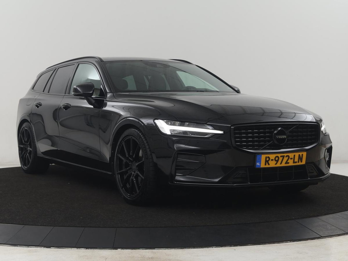 Volvo V60 2.0 B4 R-Design | Leder | Trekhaak | Black Pack | Pilot assist | Memory | Camera | Stoelverwarming | Full LED |