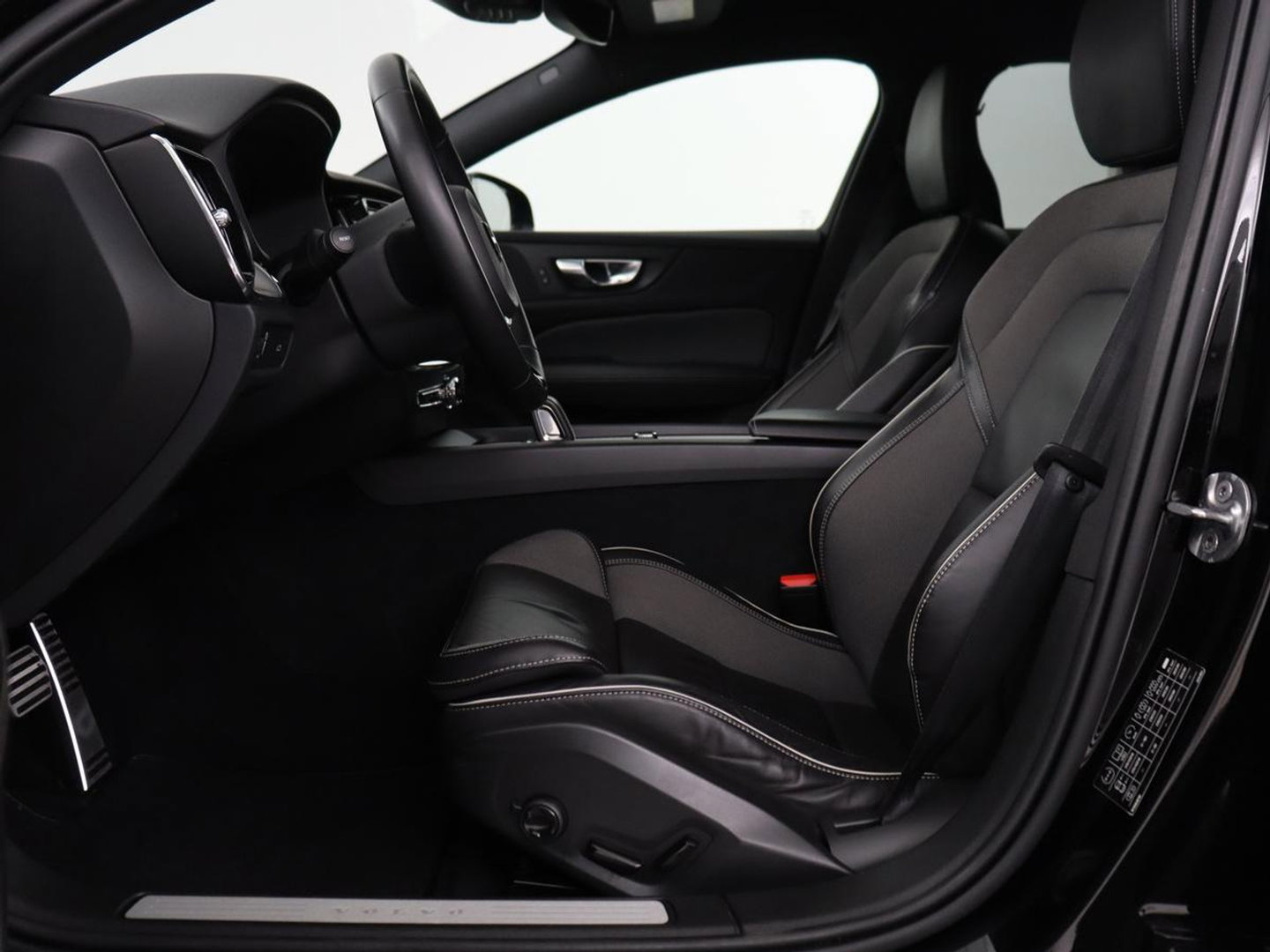 Volvo V60 2.0 B4 R-Design | Leder | Trekhaak | Black Pack | Pilot assist | Memory | Camera | Stoelverwarming | Full LED |