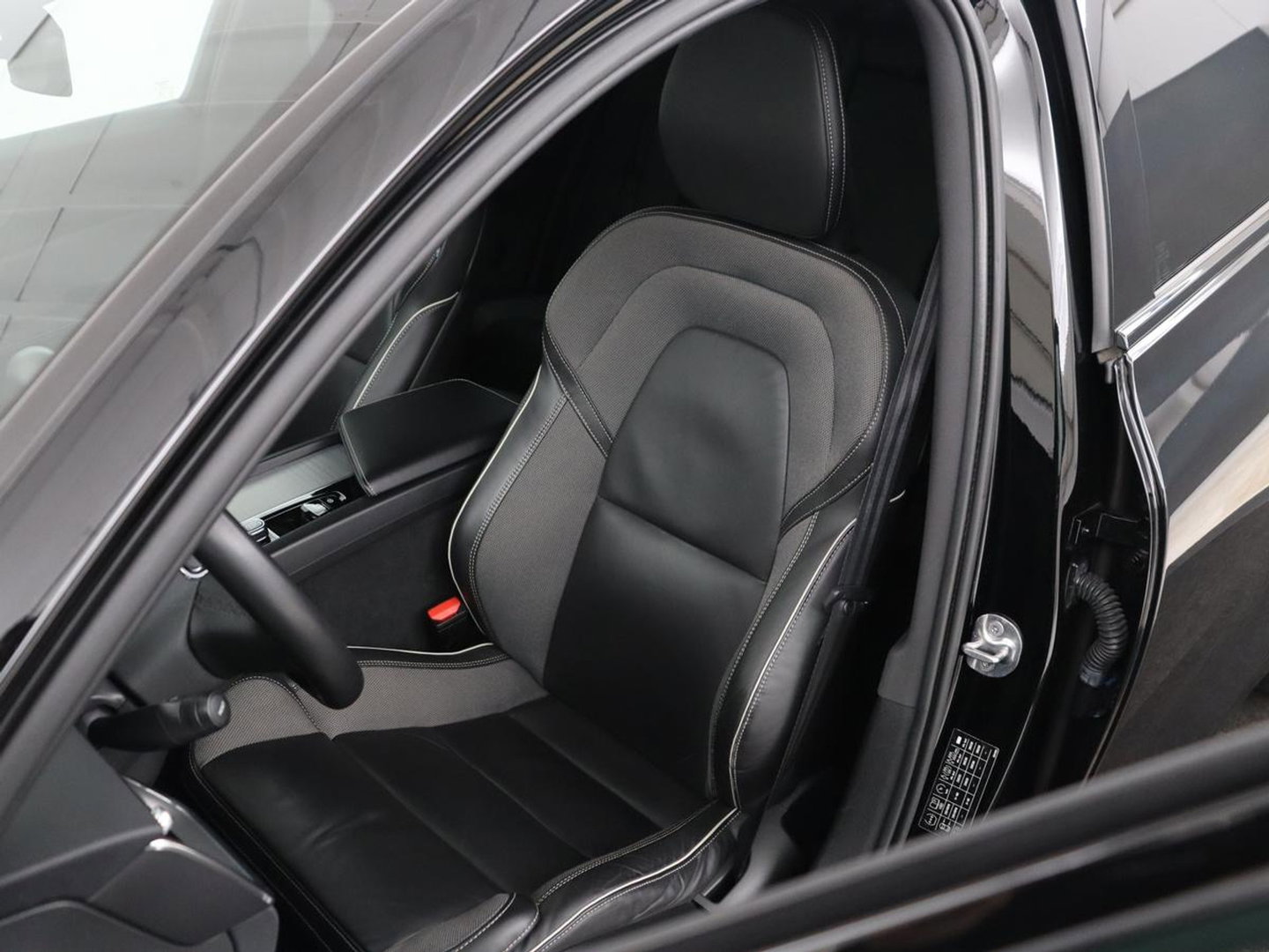 Volvo V60 2.0 B4 R-Design | Leder | Trekhaak | Black Pack | Pilot assist | Memory | Camera | Stoelverwarming | Full LED |