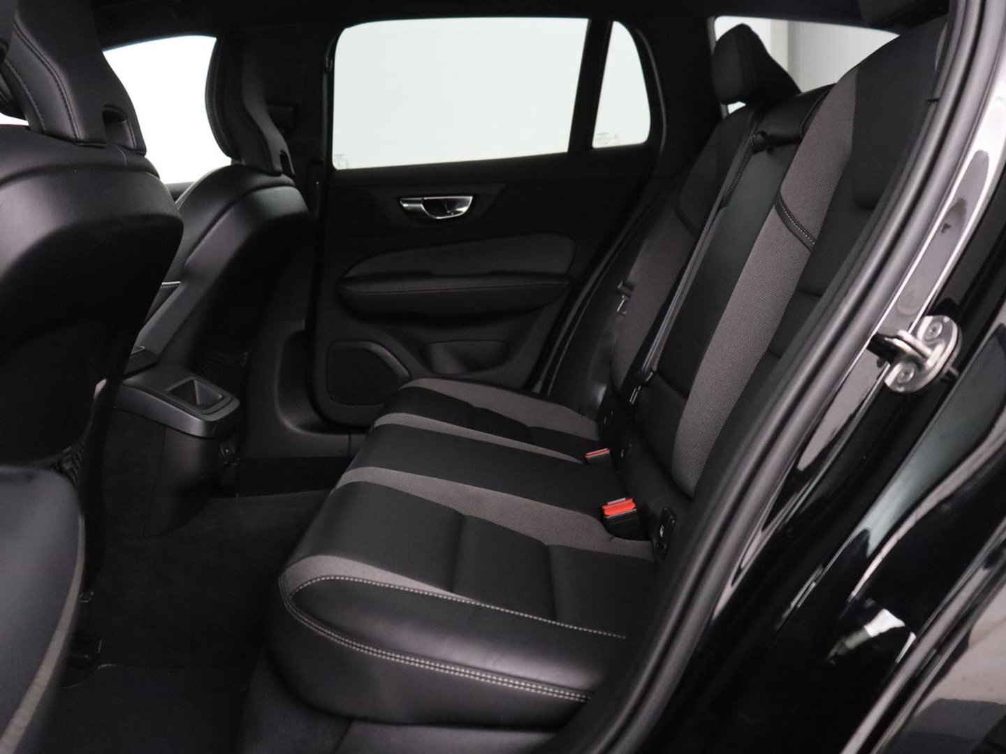 Volvo V60 2.0 B4 R-Design | Leder | Trekhaak | Black Pack | Pilot assist | Memory | Camera | Stoelverwarming | Full LED |
