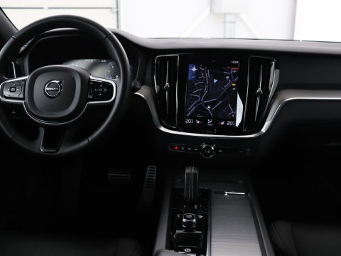 Volvo V60 2.0 B4 R-Design | Leder | Trekhaak | Black Pack | Pilot assist | Memory | Camera | Stoelverwarming | Full LED |
