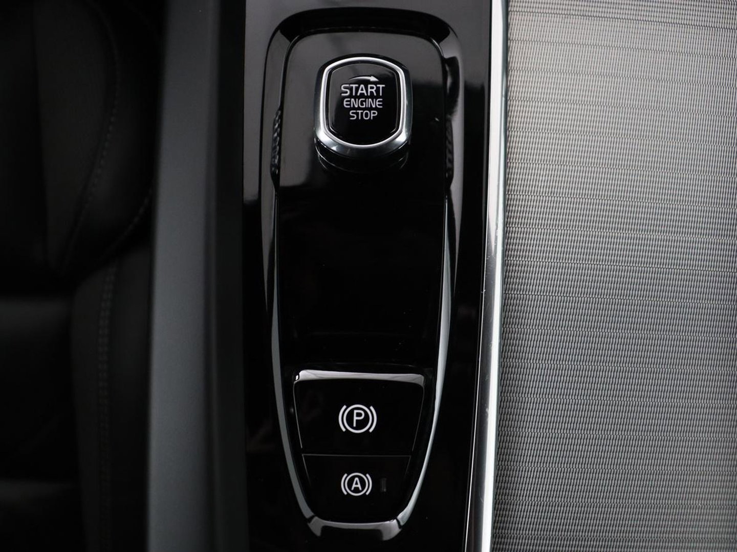 Volvo V60 2.0 B4 R-Design | Leder | Trekhaak | Black Pack | Pilot assist | Memory | Camera | Stoelverwarming | Full LED |
