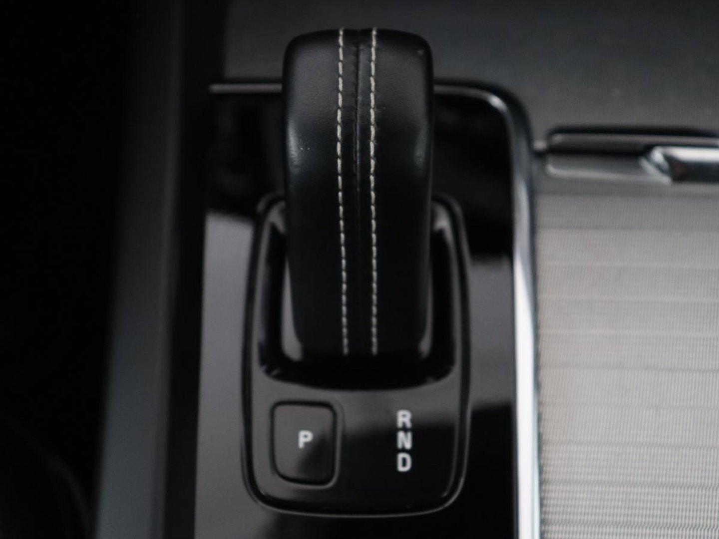 Volvo V60 2.0 B4 R-Design | Leder | Trekhaak | Black Pack | Pilot assist | Memory | Camera | Stoelverwarming | Full LED |