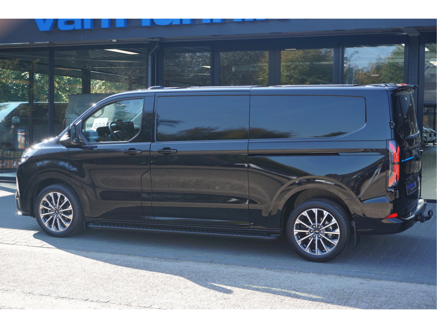 Ford E-Transit Custom 340L 218PK 71KWH AWD JWR Edition AUT BPM VRIJ!! Apple CP, 19" LM, LED, Trekhaak, 2x Schuifdeur!! NR. ECJWR1