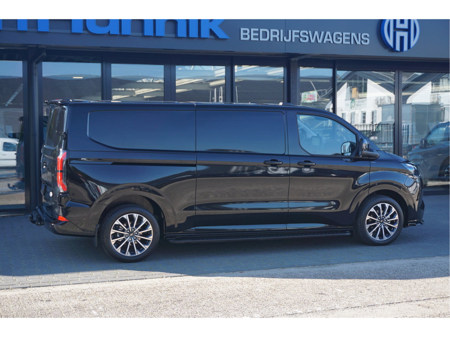 Ford E-Transit Custom 340L 218PK 71KWH AWD JWR Edition AUT BPM VRIJ!! Apple CP, 19" LM, LED, Trekhaak, 2x Schuifdeur!! NR. ECJWR1