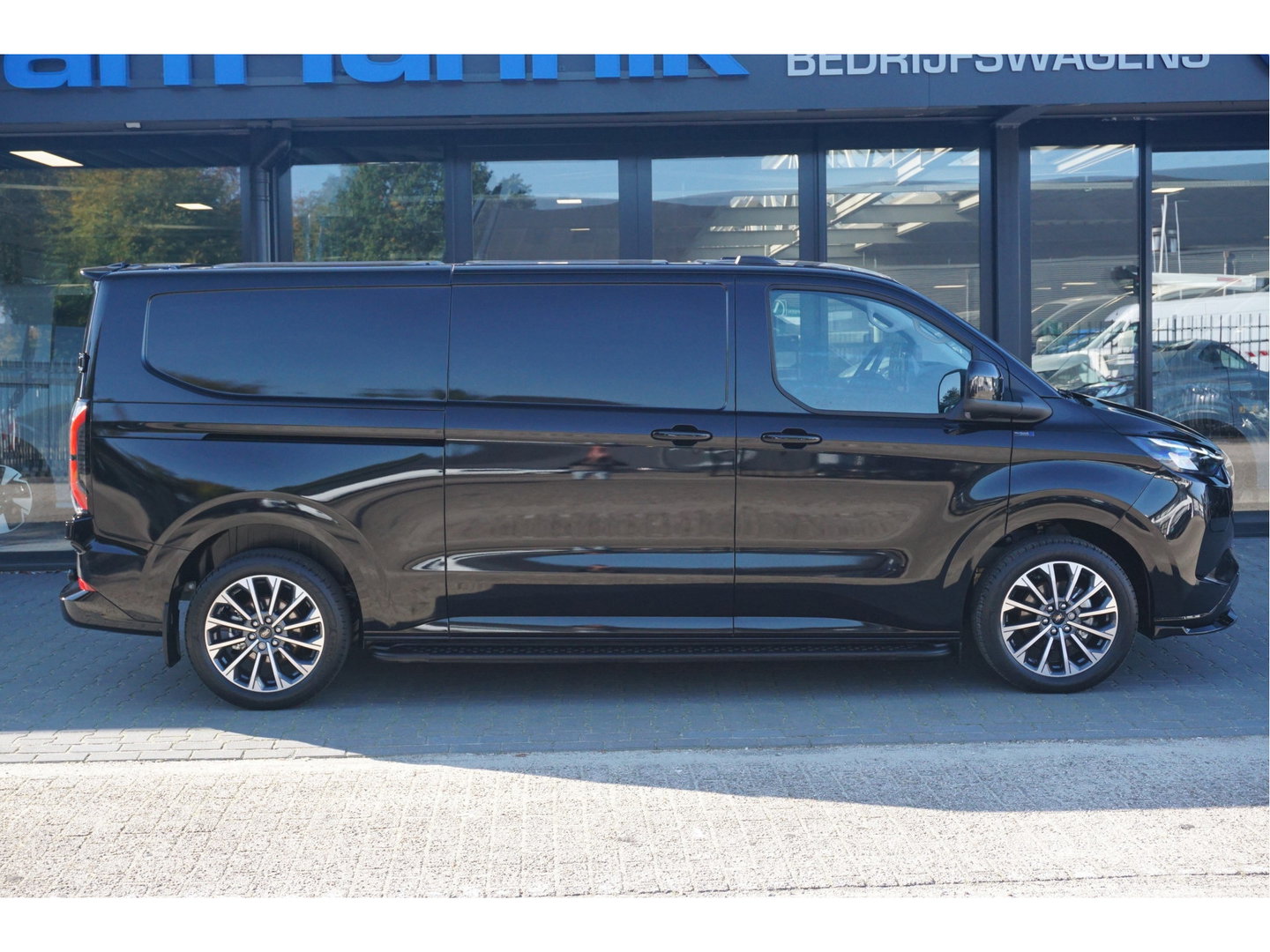Ford E-Transit Custom 340L 218PK 71KWH AWD JWR Edition AUT BPM VRIJ!! Apple CP, 19" LM, LED, Trekhaak, 2x Schuifdeur!! NR. ECJWR1