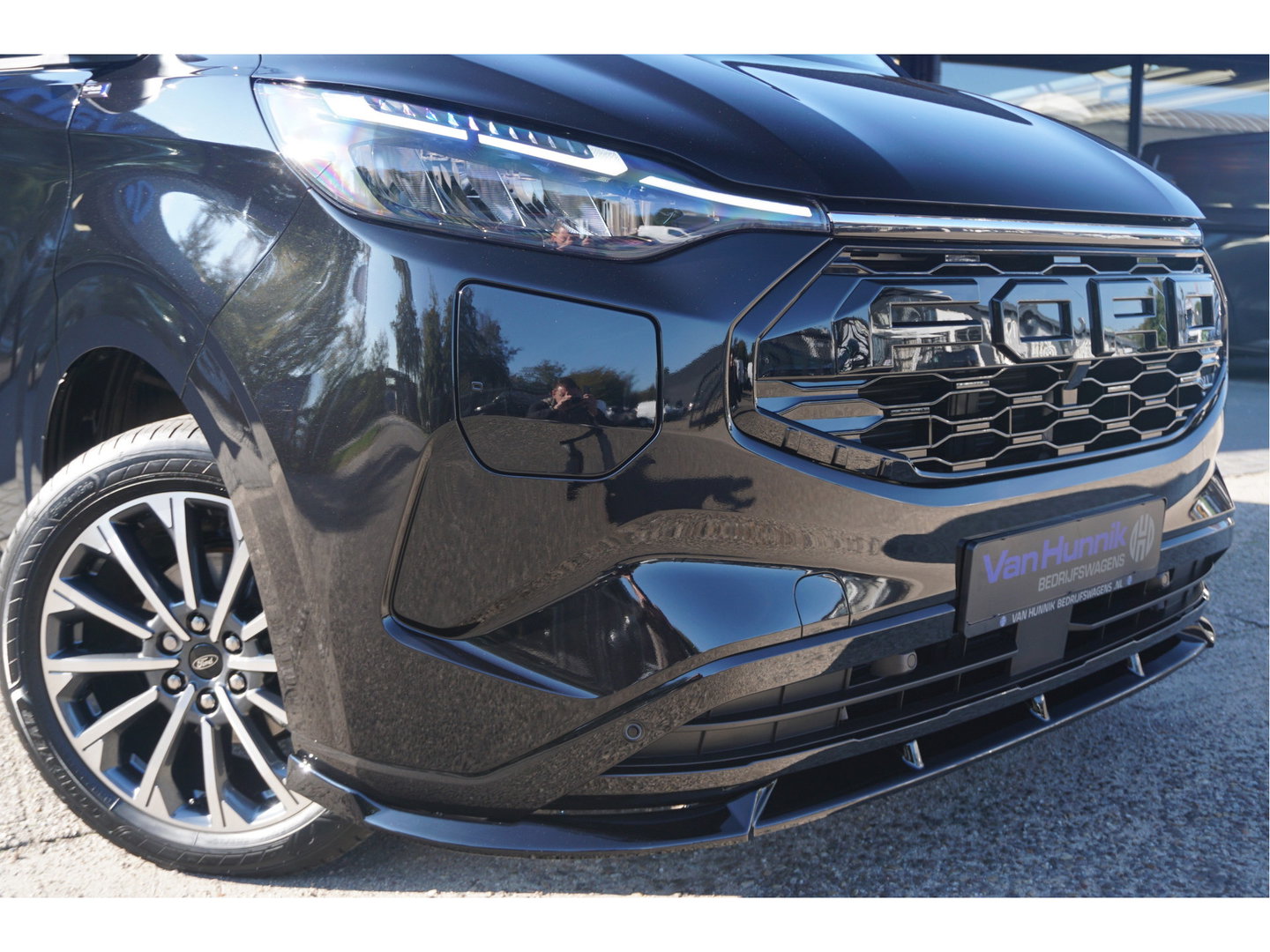 Ford E-Transit Custom 340L 218PK 71KWH AWD JWR Edition AUT BPM VRIJ!! Apple CP, 19" LM, LED, Trekhaak, 2x Schuifdeur!! NR. ECJWR1