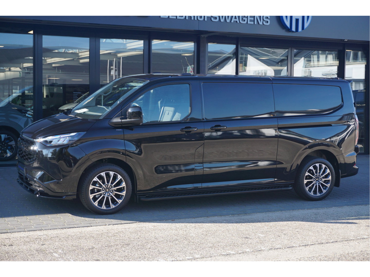 Ford Transit Custom 340L 218PK 71KWH AWD Elektrisch JWR Edition AUT BPM VRIJ!! Apple CP, 19" LM, LED, Trekhaak, 2x Schuifdeur!! NR. ECJWR1
