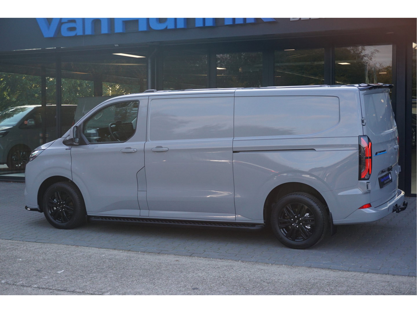 Ford E-Transit Custom 340L 218PK 71KWH AWD JWR Edition AUT BPM VRIJ!! Apple CP, 17" LM, LED, Trekhaak, 2x Schuifdeur!! NR. ECJWR4