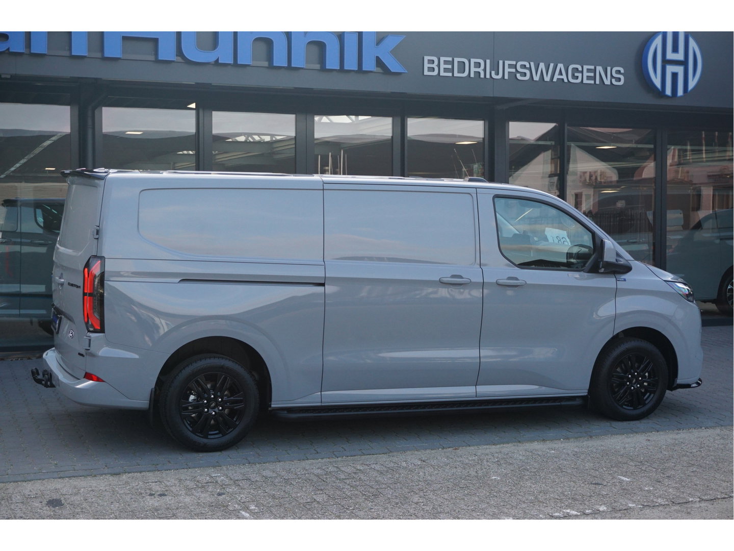 Ford E-Transit Custom 340L 218PK 71KWH AWD JWR Edition AUT BPM VRIJ!! Apple CP, 17" LM, LED, Trekhaak, 2x Schuifdeur!! NR. ECJWR4