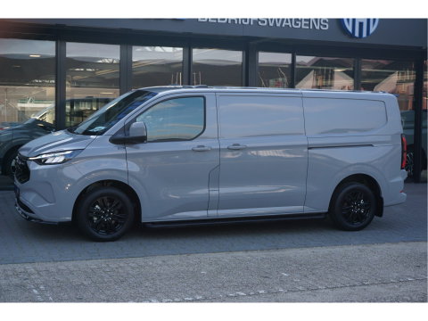 Ford Transit Custom 340L 218PK 71KWH AWD Elektrisch JWR Edition AUT BPM VRIJ!! Apple CP, 17" LM, LED, Trekhaak, 2x Schuifdeur!! NR. ECJWR3