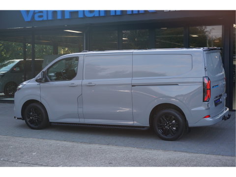 Ford Transit Custom 340L 218PK 71KWH AWD Elektrisch JWR Edition AUT BPM VRIJ!! Apple CP, 17" LM, LED, Trekhaak, 2x Schuifdeur!! NR. ECJWR3