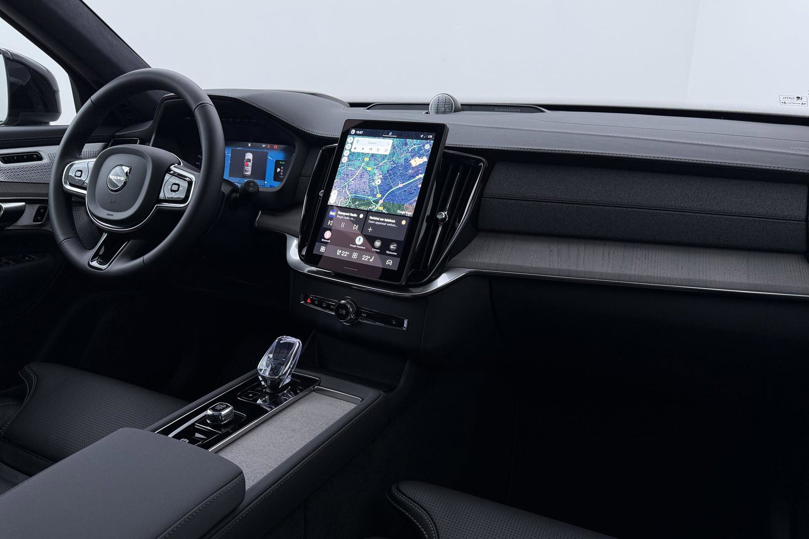 Volvo XC90 T8 Ultra Dark | Luchtvering | Bowers&Wilkins | 22 Inch | Panoramadak | Trekhaak | 360° Camera | Head-Up