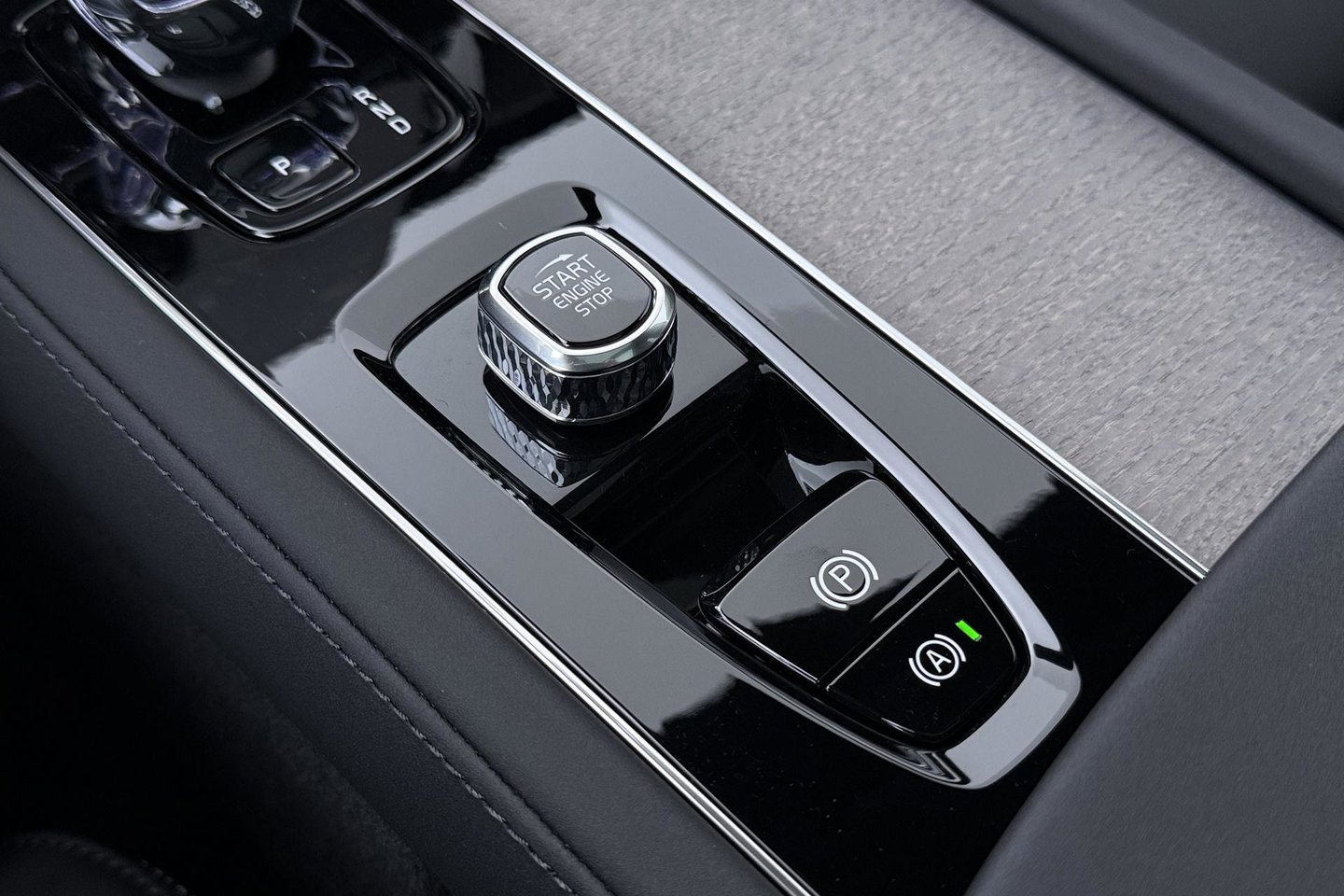 Volvo XC90 T8 Ultra Dark | Luchtvering | Bowers&Wilkins | 22 Inch | Panoramadak | Trekhaak | 360° Camera | Head-Up